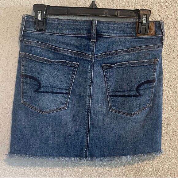 American Eagle Outfitters- Distressed Frayed Hem Mini Denim Skirt, Size 6 - Picture 6 of 10